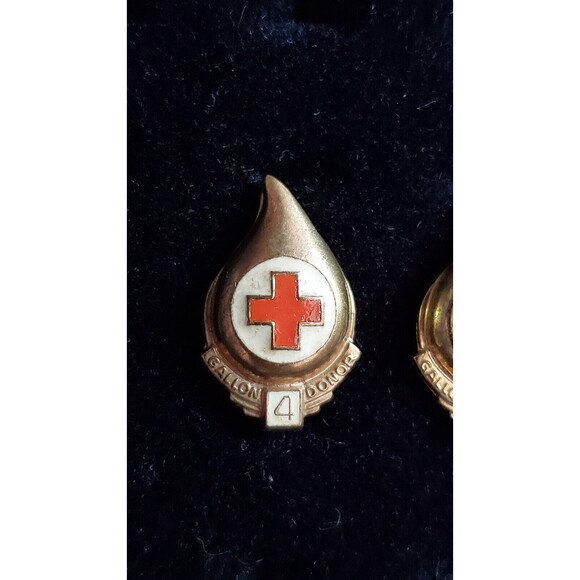 Vintage Red Cross Gold Tone & Red Teardrop 2 3 4 Gallon Blood Donor Pins Lot - Picture 4 of 9
